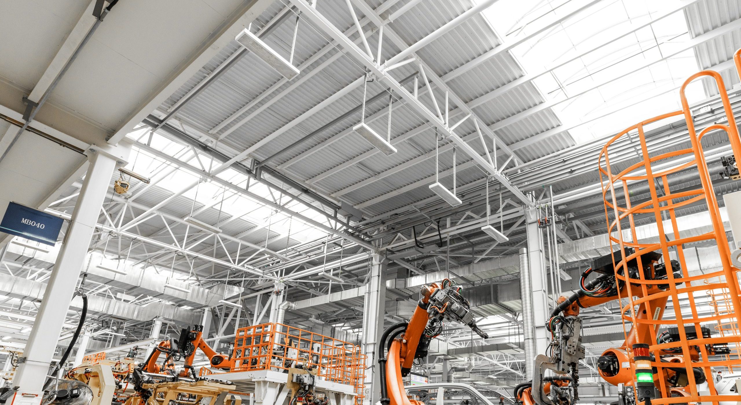 foto de la linea de produccion de automoviles soldadura de carrocerias planta de ensamblaje de automoviles moderna industria automotriz interior de una fabrica de alta tecnologia produccion moderna scaled e1762880222689